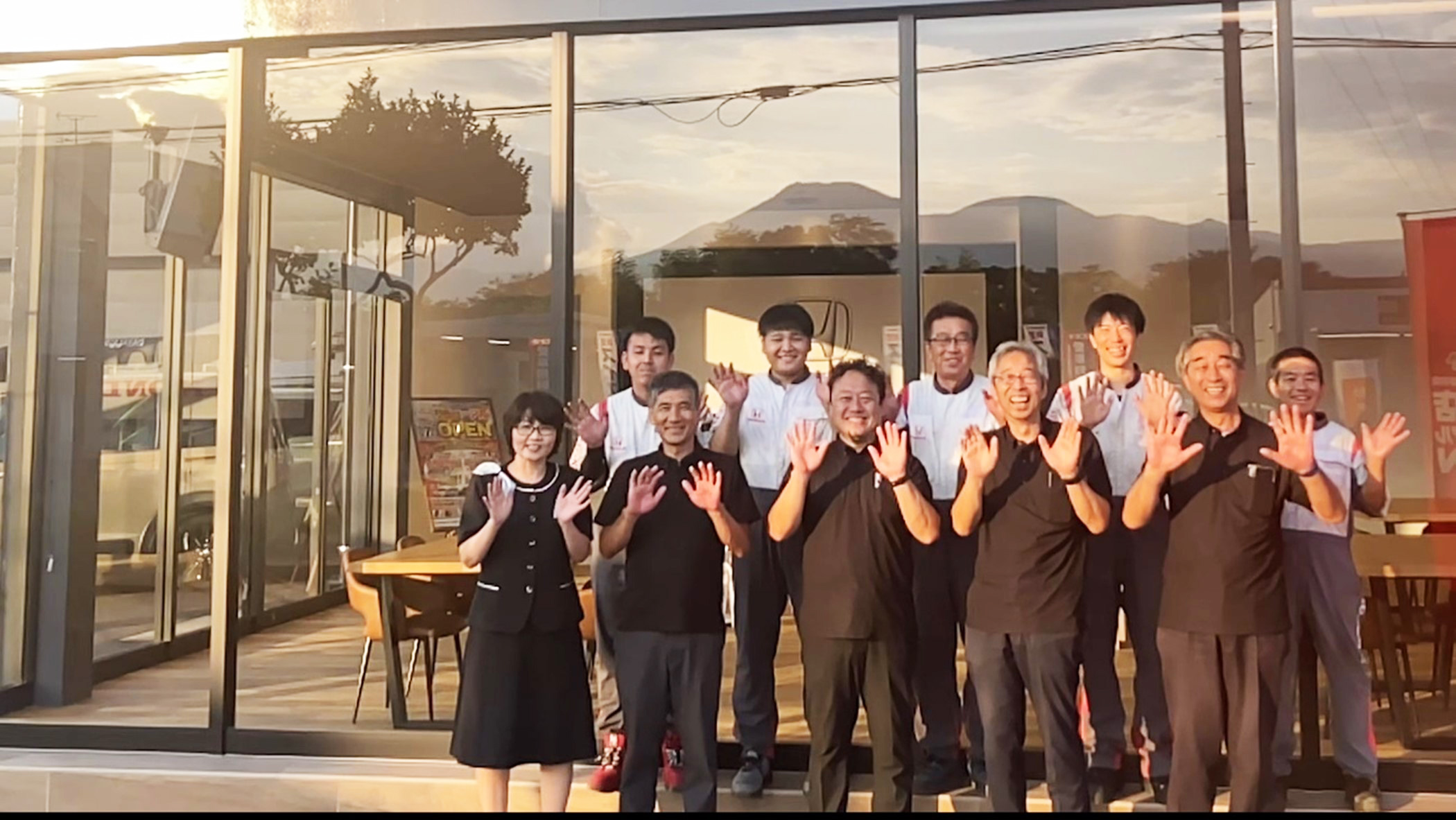 スタッフ一同ご来店をお待ちしております。
