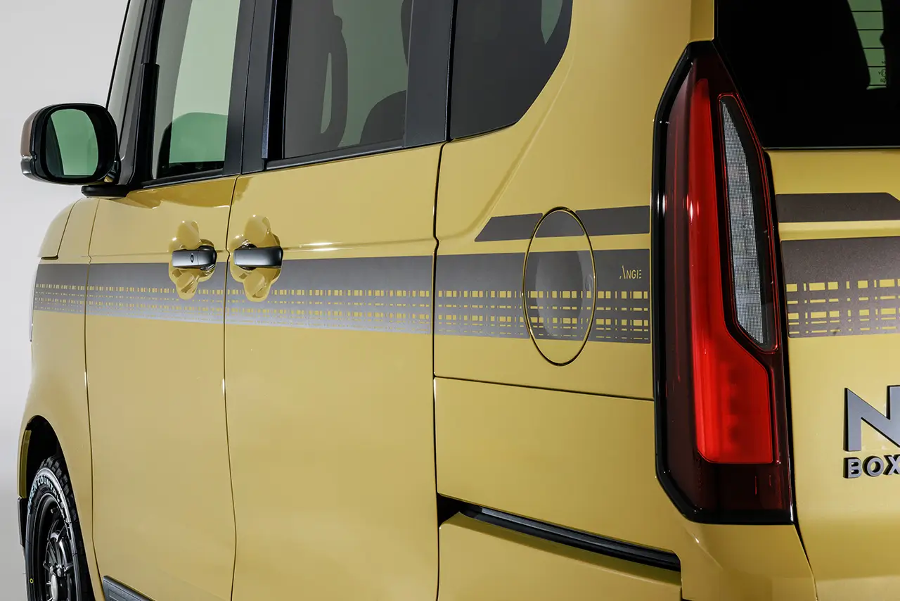 angie３面ボディデカール１